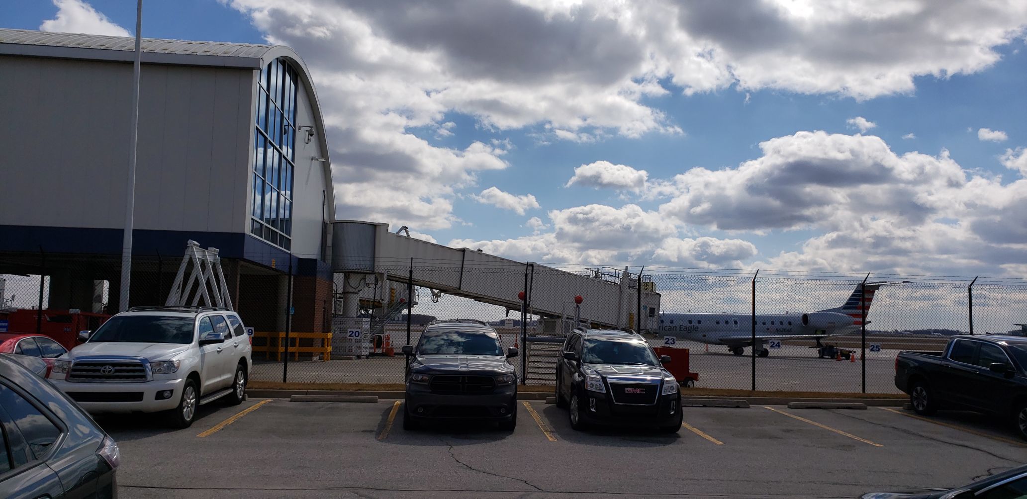 Jet bridge and aircraft at Fort Wayne International Airport